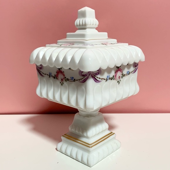 Vintage pastel floral pedestal box - Picture 2 of 5